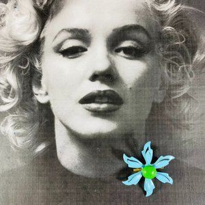 Petite vintage little enamel daisy flower pin 60s turquoise and green